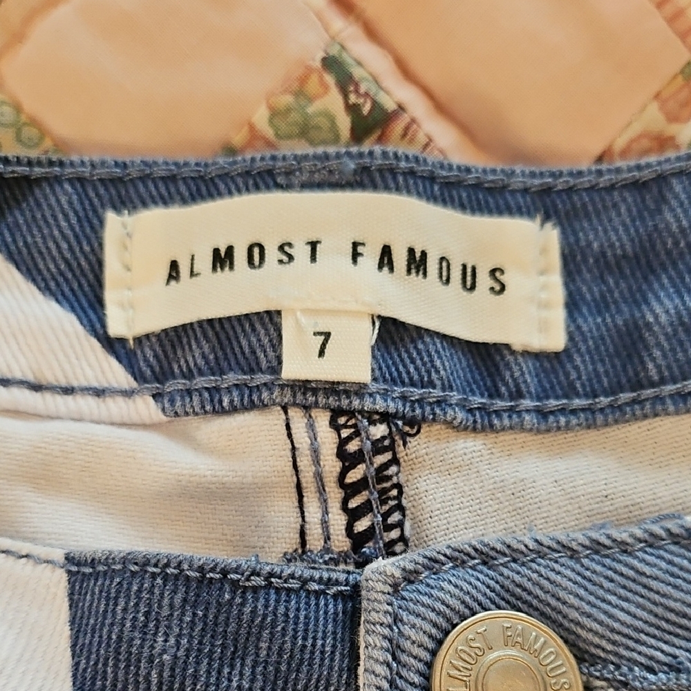 Almost Famous Color-Blocked Shorts - Size 7 - Picture 6 of 8